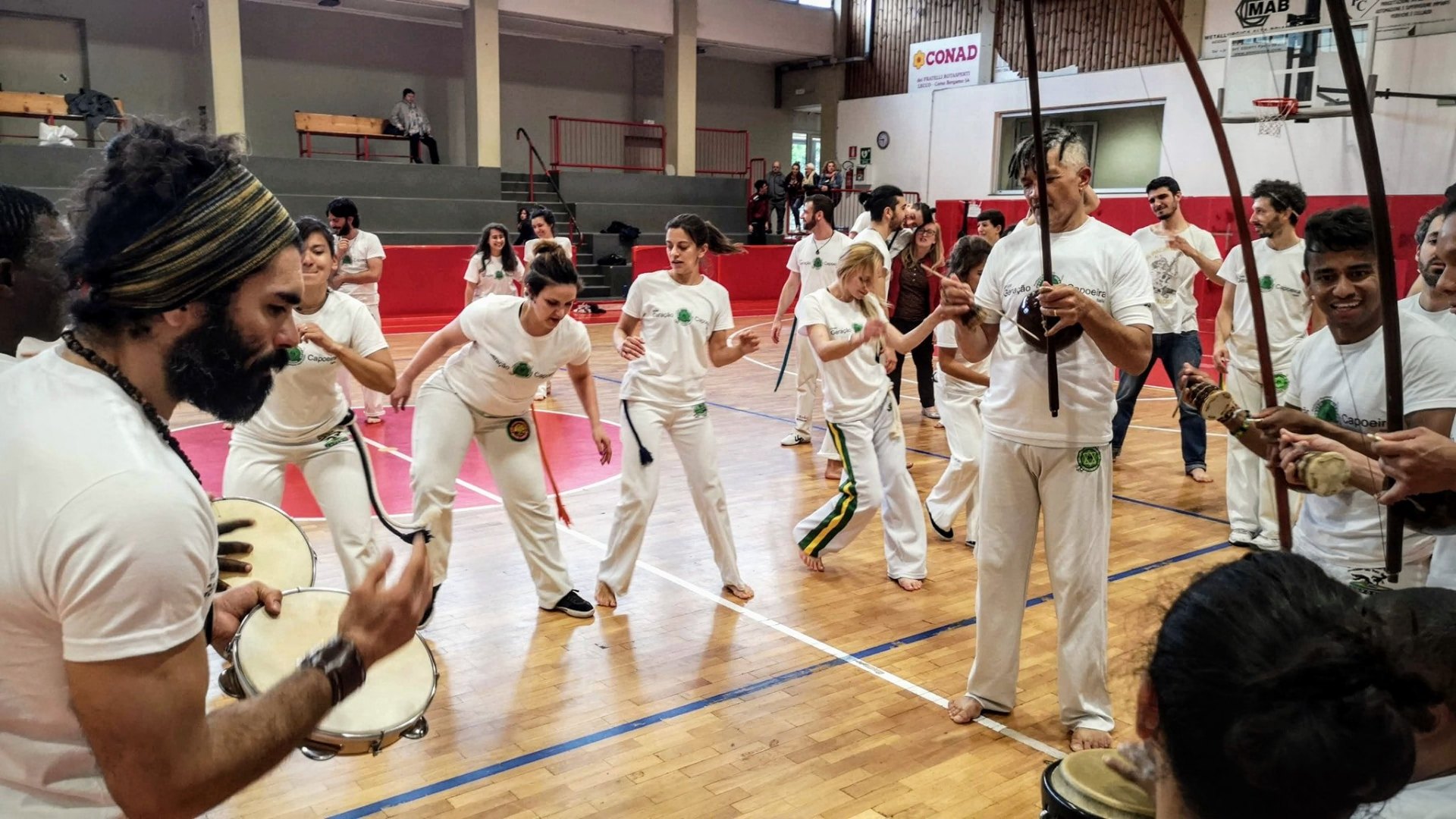 Roda con berimbau e pandeiro